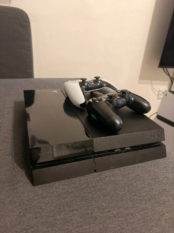 Sony PlayStation 4 Fat с 3 геймпадами 1
