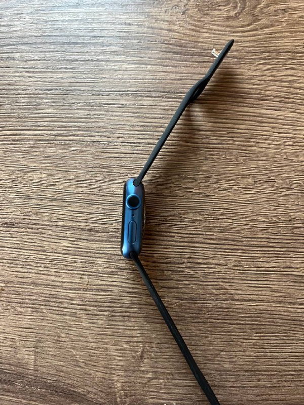Apple Watch 7 41 with strap and charger 4