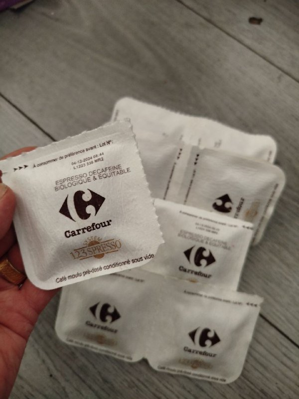 Форма для яиц пашот, пластиковый тазик, гирлянда, бутылка для масла, шапочки одноразовые, часы настенные, пицца-нож, полотенца, коробка для чайных пакетиков, таблетки эспрессо 10