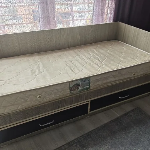 Кровать диван с матрасом, компьютерный стол