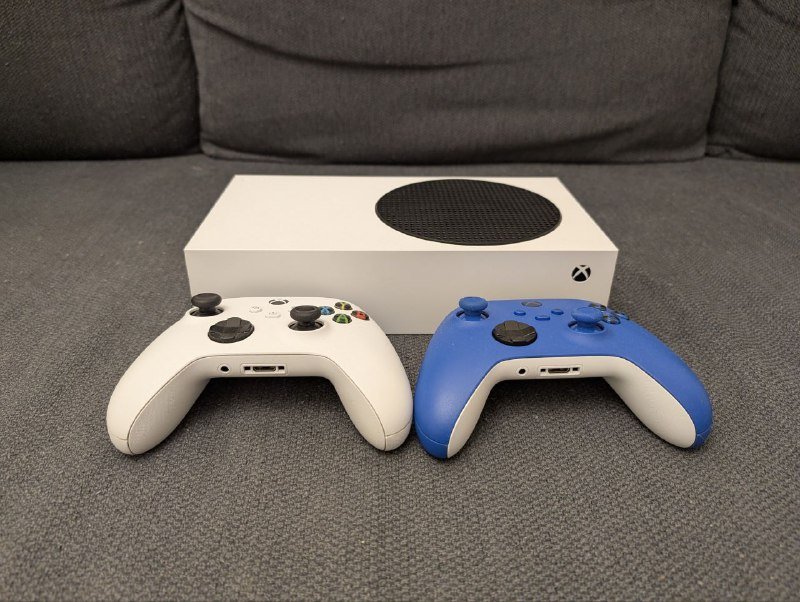 Xbox Series S с двумя геймпадами