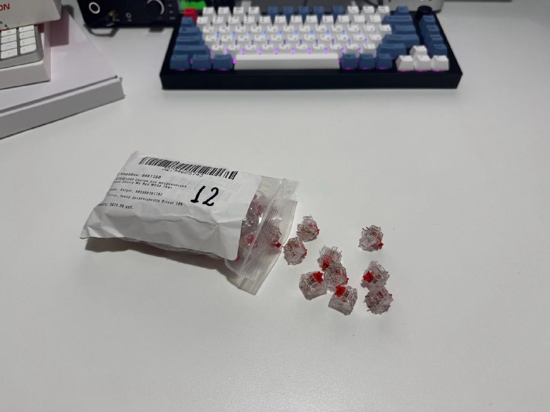Клавиатура Apple Magic Keyboard, свичи Cherry MX RED, Gateron G Brown, Glorious RED, кейкапы Hyperx, кейкапы MAC, стойки IsoAcoustics, наушники hifiman, подставка Aluminum Stand, студийные мониторы DynAudio 4