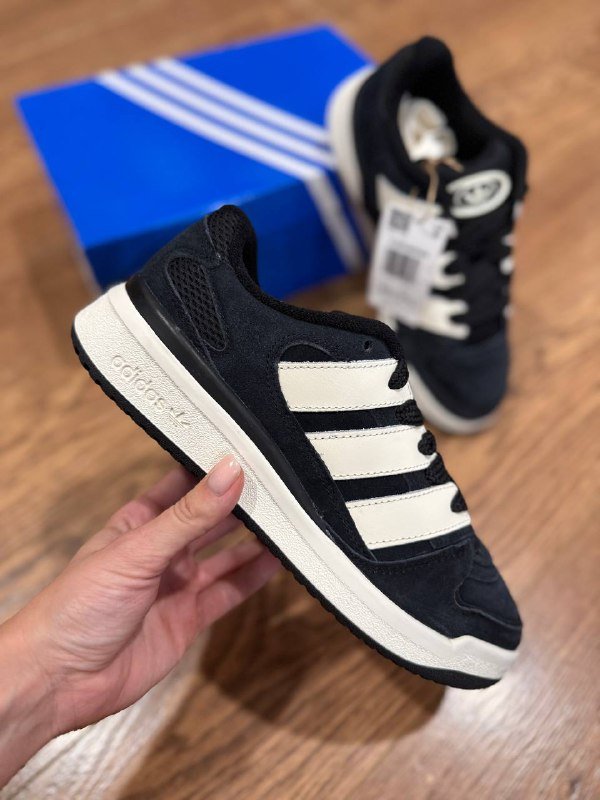 Женские кроссовки Adidas 2