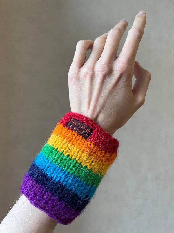 Вязаные напульсники в радужной расцветке 2