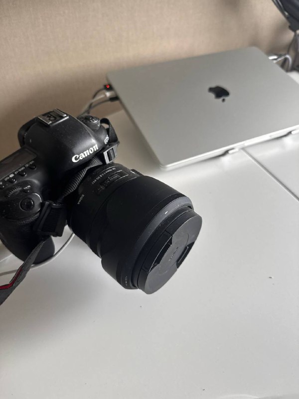 Камера Canon mark 4, объективы Sigma 24-70mm и Canon 50mm 1.8, батарейка, карта памяти