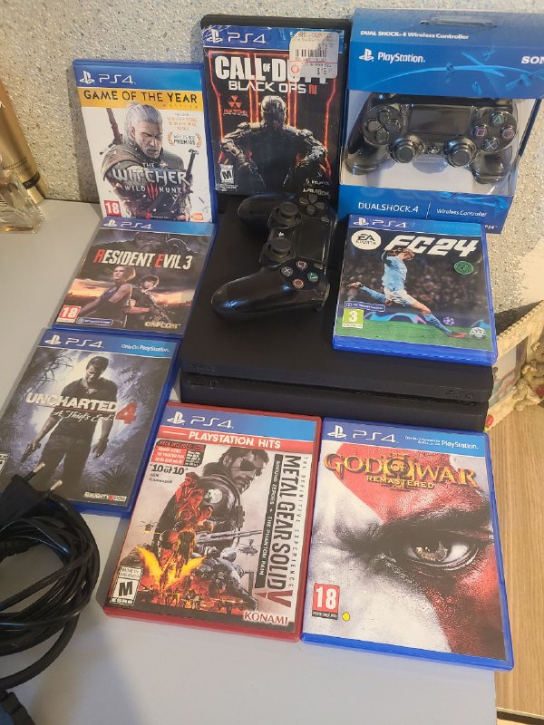 продается ps4, 2 джойстика, 7 дисков 2