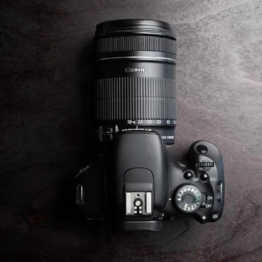 Canon 600D с флешками, сумкой и аксессуарами