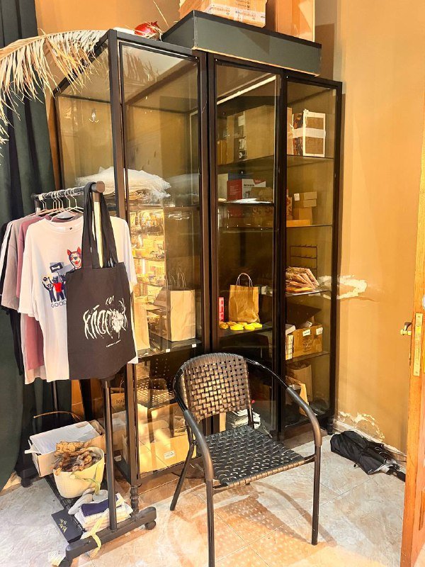 Стеллажи с подсветкой, деревянные столы, настенный стеллаж