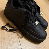 Шорты Just Cavalli, кроссовки Nike Air Force, бутсы Adidas, свитер Gucci 3