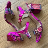 Атласные босоножки с цветами 2