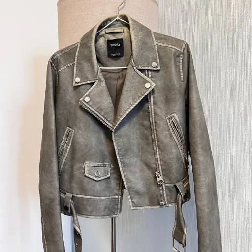 Куртка Bershka, платье Zara
