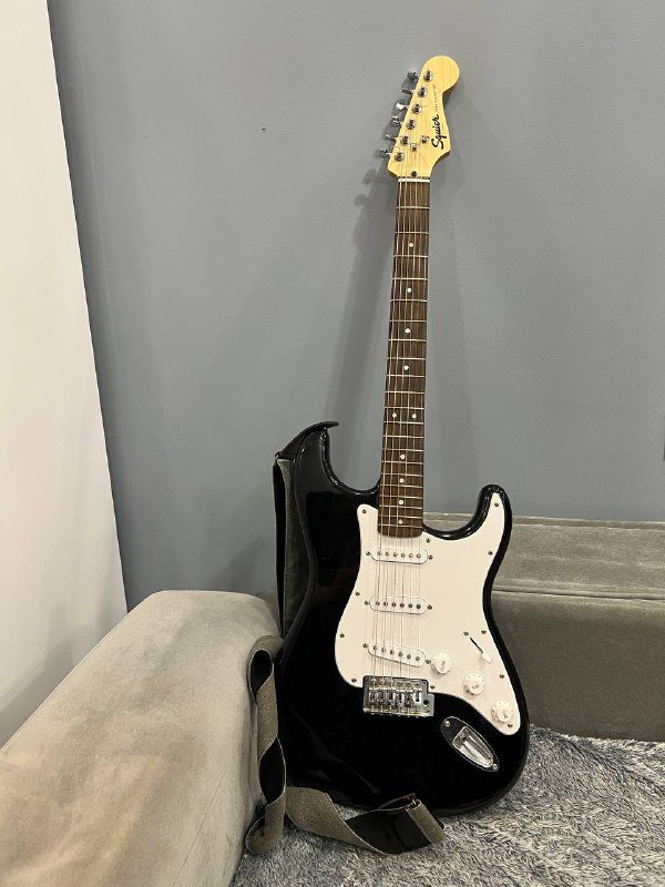 Гитара Squier Stratocaster с чехлом