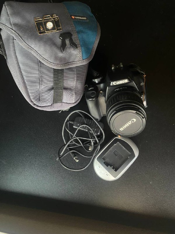 Фотоаппарат Canon EOS 1000D, зарядник, карта памяти, чехол 2