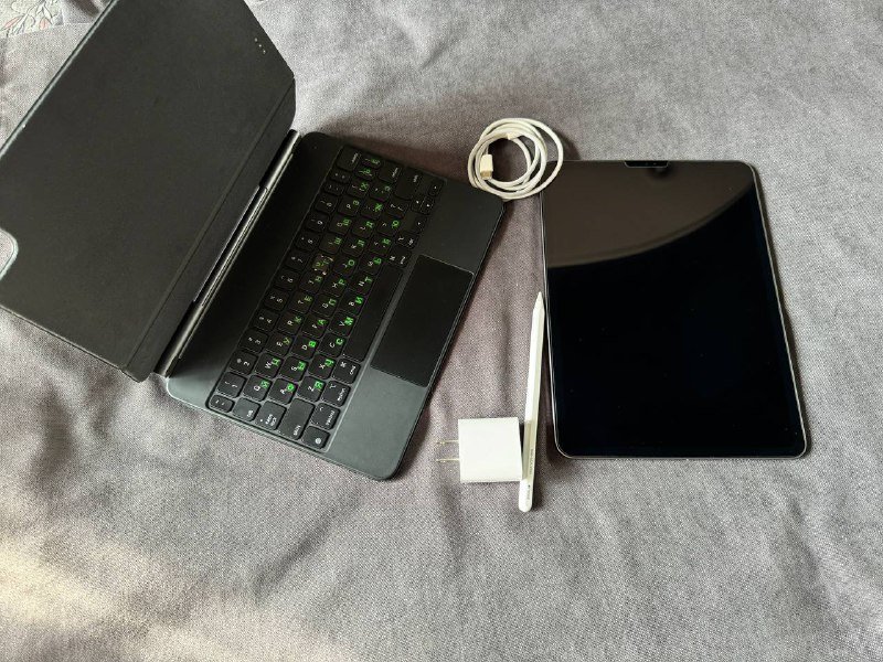 iPad 11 Pro 128 GB, Magic Keyboard, Apple Pencil 2 2