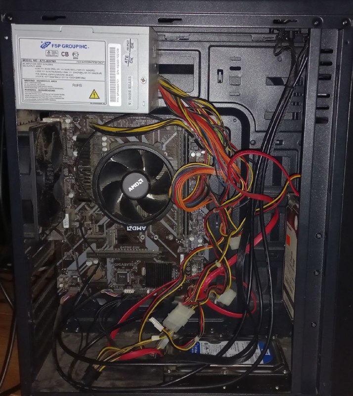 Компьютер с мониторами Lenovo и HP, клавиатуры 3