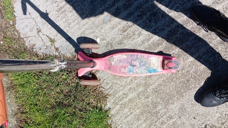 Детский розовый трехколесный самокат