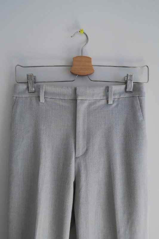 Светло-серые брюки Uniqlo из эластичной ткани 2