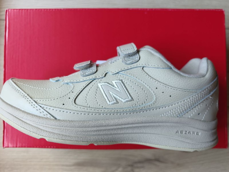 New Balance women's shoes size 7 US 5