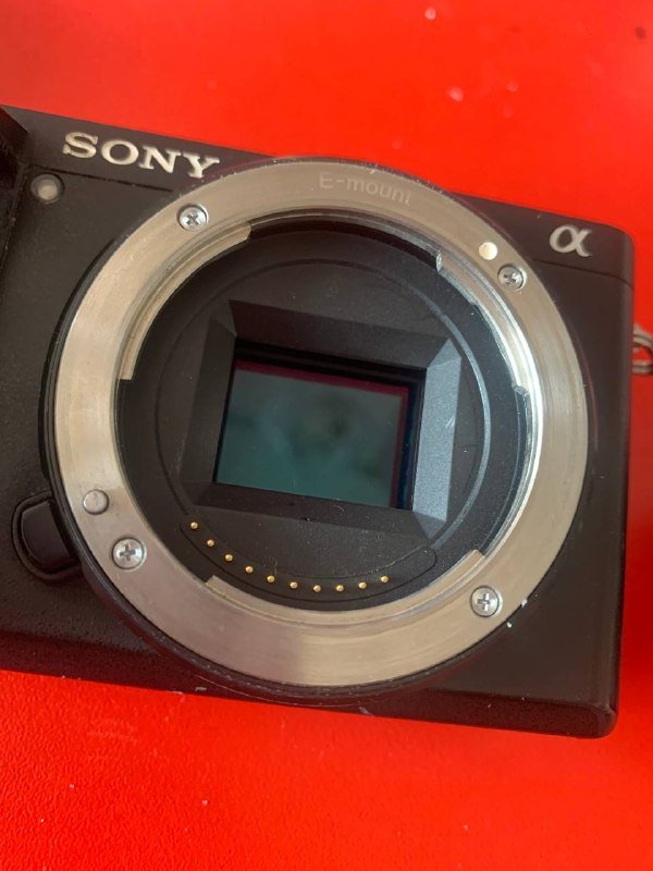 sony а6300 kit, объектив 16-50мм, аккумуляторы, карта памяти