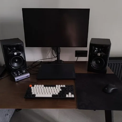 Мониторы-колонки JBL 305P MkII, кронштейн, клавиатура Keychron C1