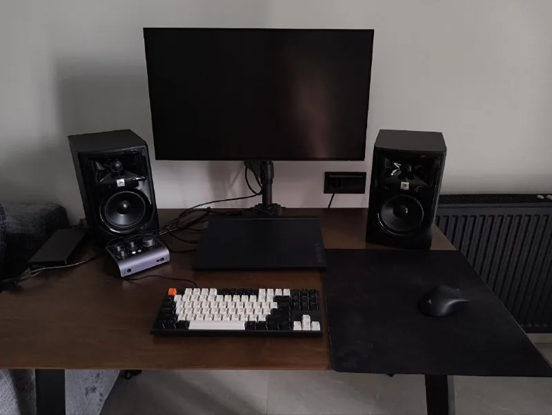 Мониторы-колонки JBL 305P MkII, кронштейн, клавиатура Keychron C1