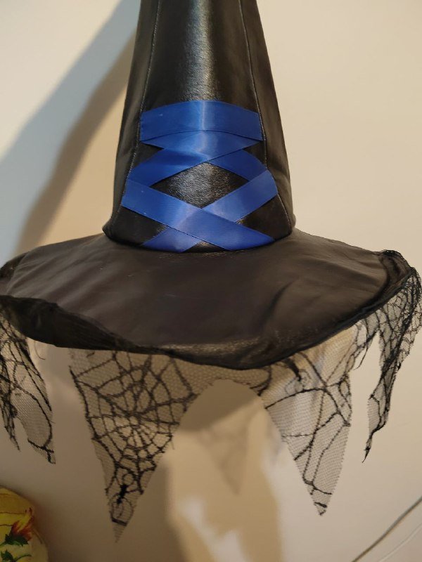 Кожаная остроконечная шляпа