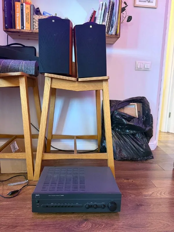 Полочные колонки Kef Q1, усилитель Nad 320bee 1