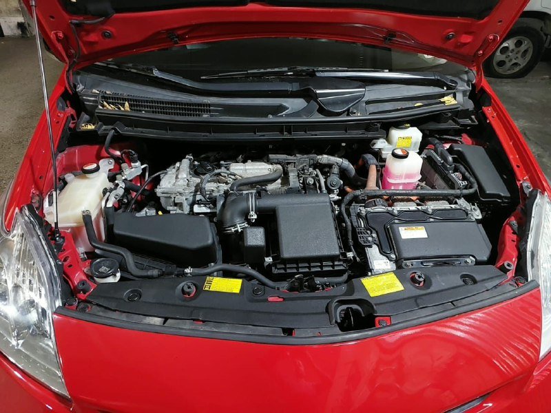 Toyota Prius 2015 хэтчбек гибридный 1.8 двигатель 7