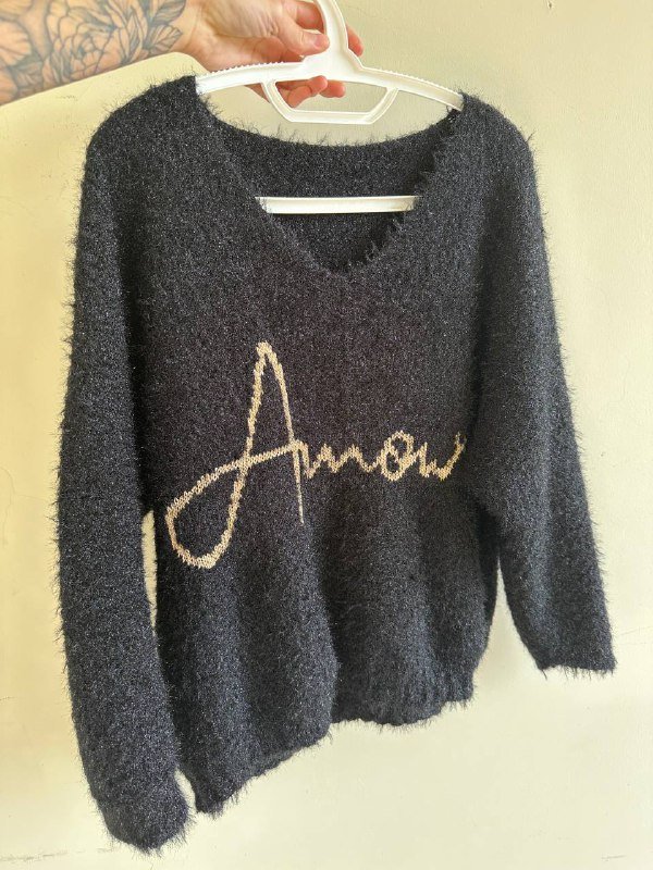 Черный вязаный пушистый свитер с надписью Amour 3