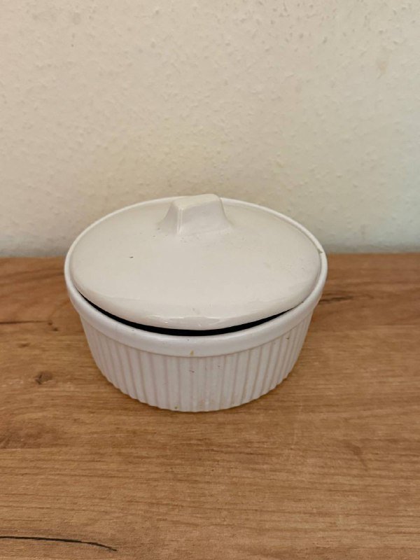 Графин, фарфоровый чайник, керамическая конфетница, разделочная доска, кофеварка, подсвечники, матрац, деревянный пенал 3