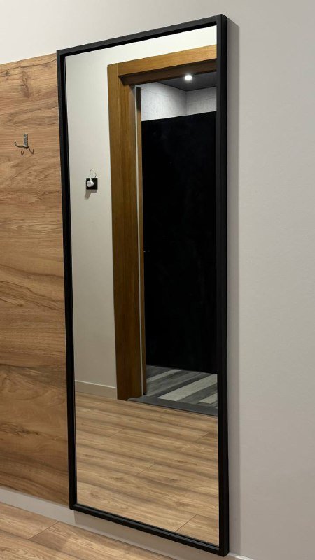 Мебель: стол, зеркало, комод