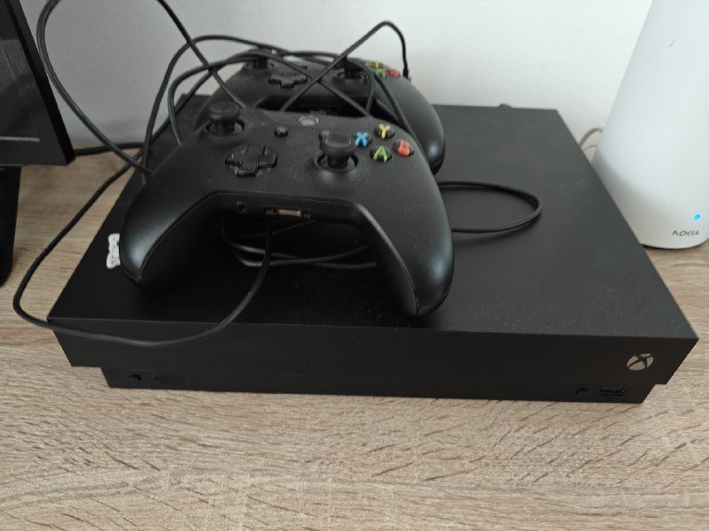 Xbox One X 1TB, два оригинальных джойстика, диск Assassin's Creed Origins