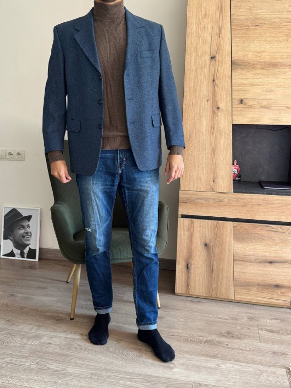 Пиджак синий, Футболка черная, Брюки в клетку, Светло-бежевый свитер, Синяя футболка