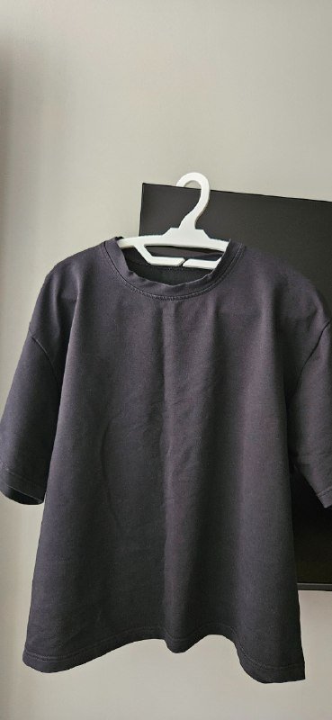 Пакет женской одежды размера S и бейсболка 3