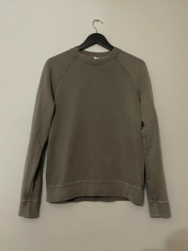 Свитшот Arket, Черные брюки Massimo Dutti, Джинсовая юбка Paloma Wool