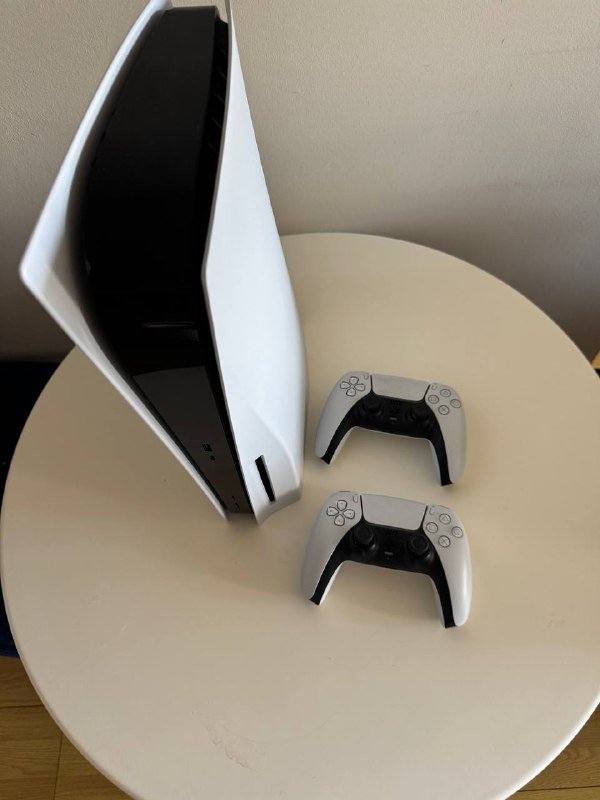 PlayStation 5 с двумя геймпадами 2