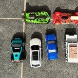 Машинки Hot Wheels и пластиковый автовоз 2