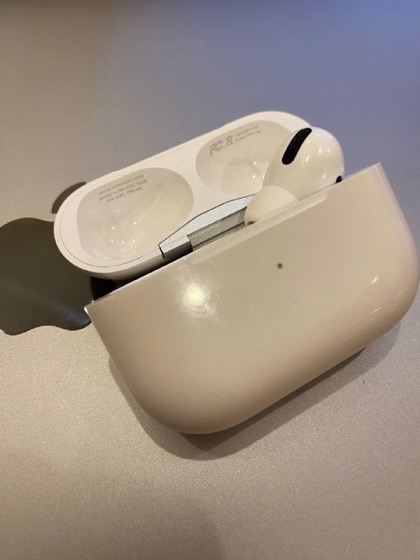 AirPods Pro оригинал с дефектом один наушник