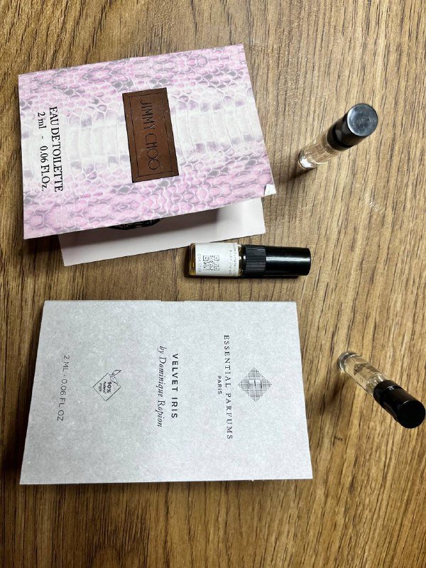 Майка, юбка миди, кожаный ремень, белый тоут, спрей для волос, дымка, духи 8