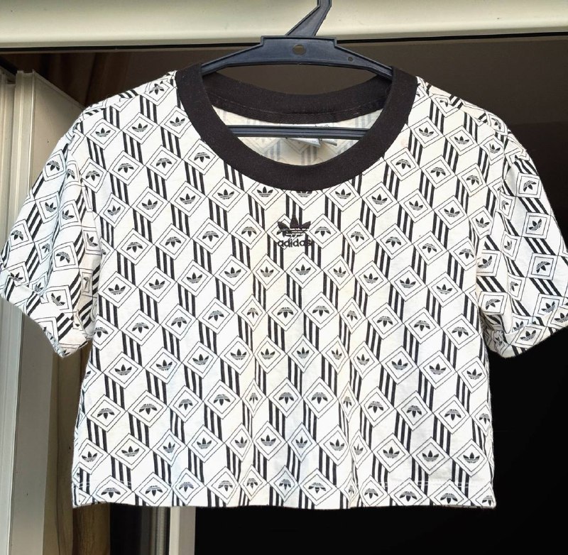 шляпа, футболка Adidas, голубая футболка, сумка, поясная сумка 6