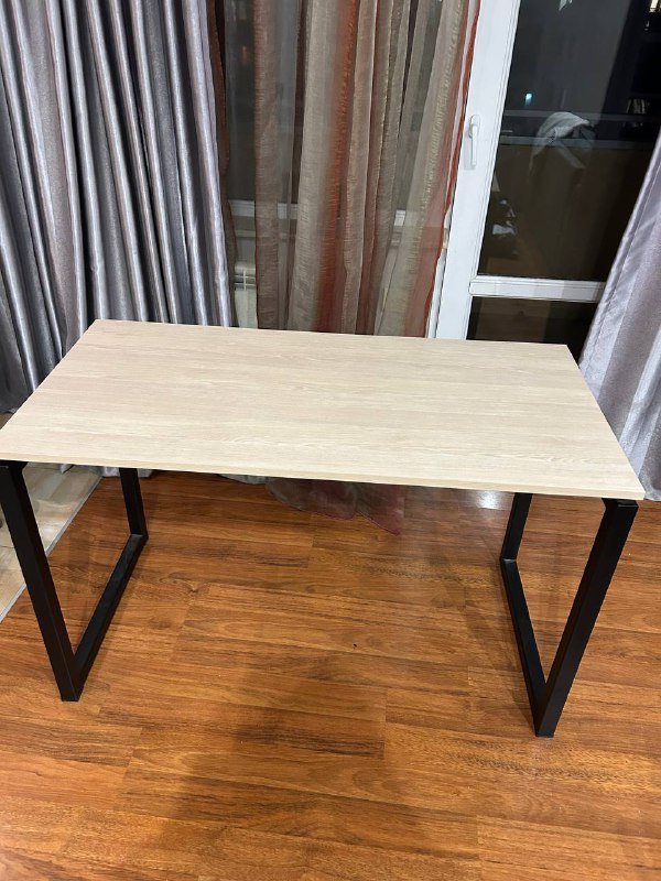 Столы белая и серая модель, компьютерное кресло