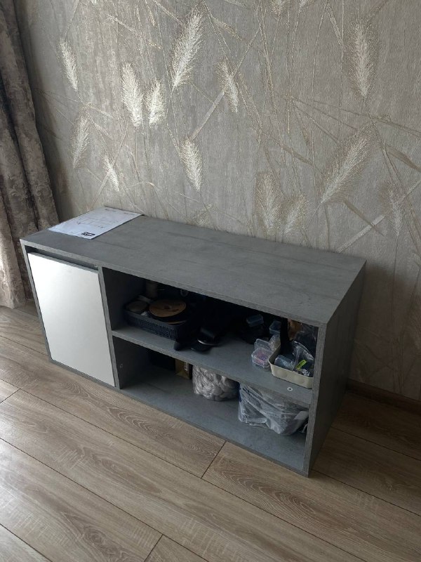 лампа настольная, тумбочка, ваза, блендер, бокалы, робот пылесос, пальто, вешалка, кофта 2