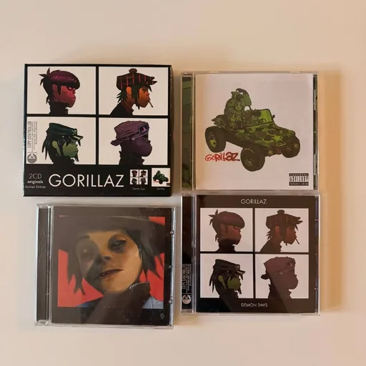 Диски Gorillaz, камера (не работает), наушники Xbox, геймпад