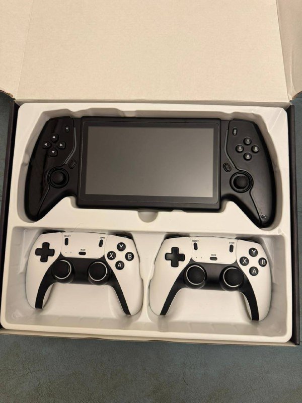 Игровая приставка с контроллерами 2