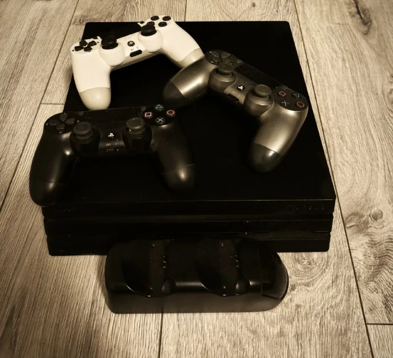 PlayStation 4 Pro 1 TB с 3 геймпадами 1
