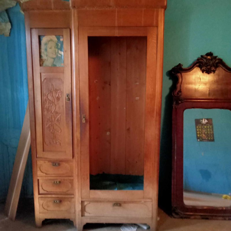 Комод и платяной шкаф