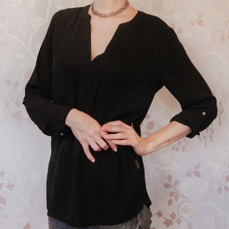 черно-белый сарафан Sister, маленькое черное платье, оливково-зеленая блузка Mango, черная блузка с V-вырезом 4