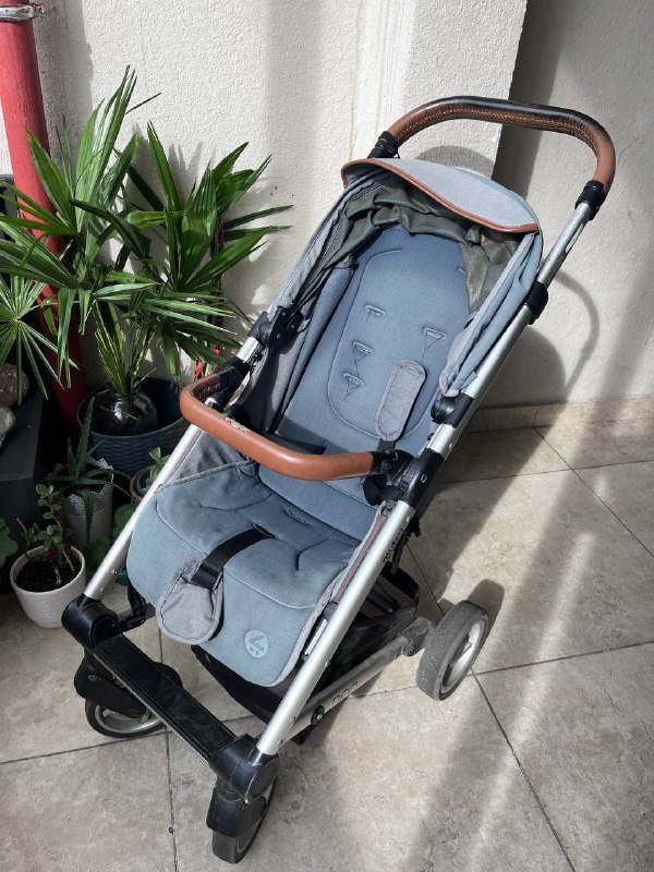 прогулочная коляска с крючками и подстаканником