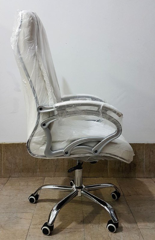Белое офисное компьютерное кресло руководителя 3