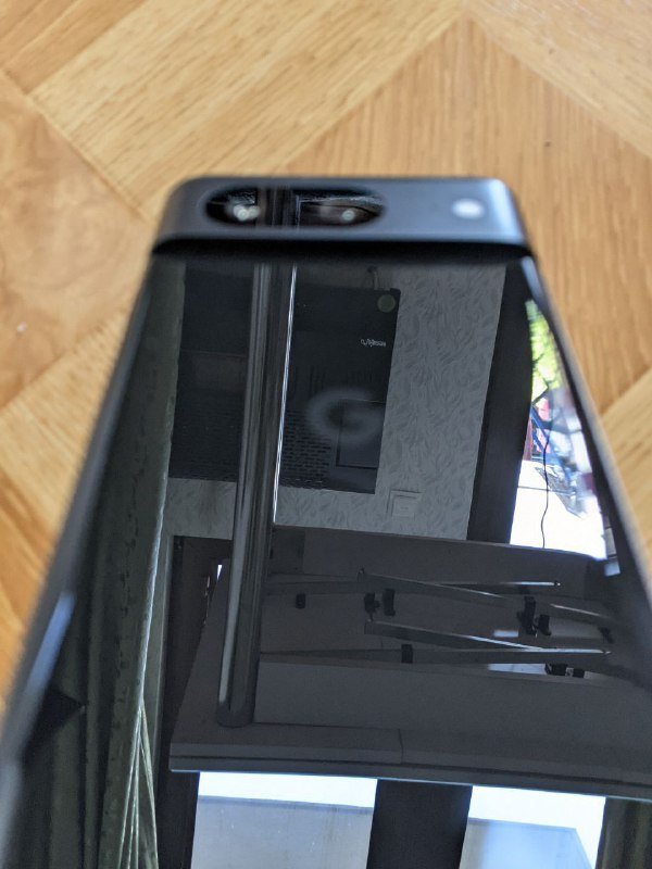 Google Pixel 8 с аксессуарами и повреждением экрана